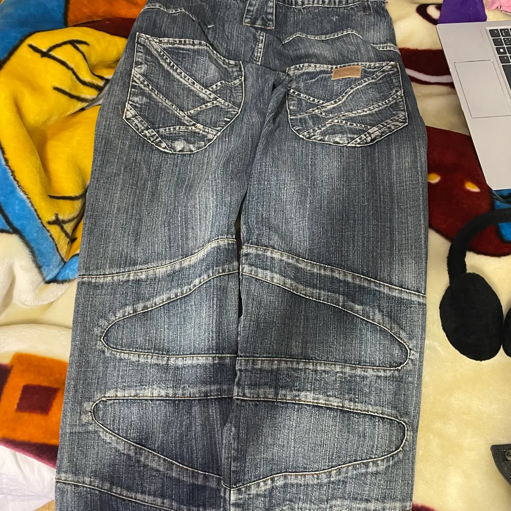 Säljer denna jeans som är knappt använde, thriftade dem och är i väldigt bra skick, med unik sril. Jeans & Byxor.