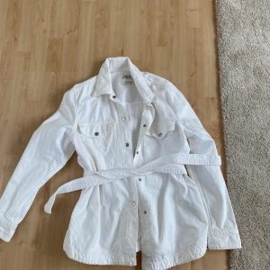 ZARA storlek S - I bra skicka, har en liten gul fläck som knappt syns 