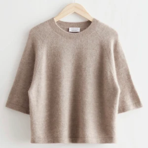 Other stories, boxy alpaca knit t-shirt - Stickad t-shirt med längre armar. Knappast använd. Köpt för 590kr. 