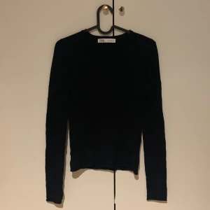 Zara Tröja - En jätte mjuk och skön mörkblå zara tröja, inga defekter. S men skulle säga sitter som XS, köparen står för frakt💞