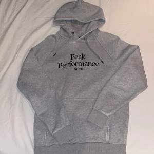Skick:6/10 inga flaws Original pris: 1100 kr (mitt pris: 450 + frakt) Säljer min gråa peakperformance hoodie då den inte längre kommer till användning. Köpt för 2 år sedan från ”stayhard.se”