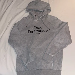Peak performance hoodie - Skick:6/10 inga flaws Original pris: 1100 kr (mitt pris: 450 + frakt) Säljer min gråa peakperformance hoodie då den inte längre kommer till användning. Köpt för 2 år sedan från ”stayhard.se”