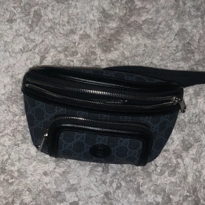 Gucci magväska  - Gucci Magväska i svart färg säljs nu, köpt i juli för 8200 på deras hemsida. Kvitto, box och dustbag medföljer, skicket är 9/10 använda fåtal gånger o är väldigt fräsch 