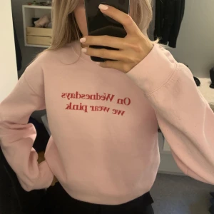 sweatshirt med tryck - rosa sweatshirt med tryck, bra skick💕
