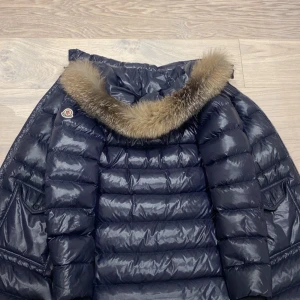 Moncler Jacka - Intressekoll på denna "moncler enfant down coat sagnes". Storleken är 14 år och är som en XS/S. Jackan är använd ungefär 7/8 gånger och är i väldigt gott skick. Jackan köptes för 8000 :- på monclers hemsida 2019. Jackan inkluderar även ett bälte. 
