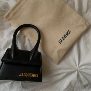 Jacquemus- Le Chiquito väska - Säljer min supersöta lilla Le Chiquito väska från Jacquemus då den inte längre kommer till någon användning🥰 axelband och dustbag ingår (nypris ca 5000-5500)  🖤obs❗️ kan endast tänka mig mötasupp för detta köp. 