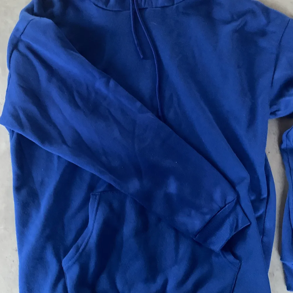 Säljer nu min blåa hoodie som är i nyskick. Den har aldrig riktigt kommit till användning ❣️Passar både tjej och kille den är i storlek M men är liten i storlek men tror den passar i small också . Tröjor & Koftor.