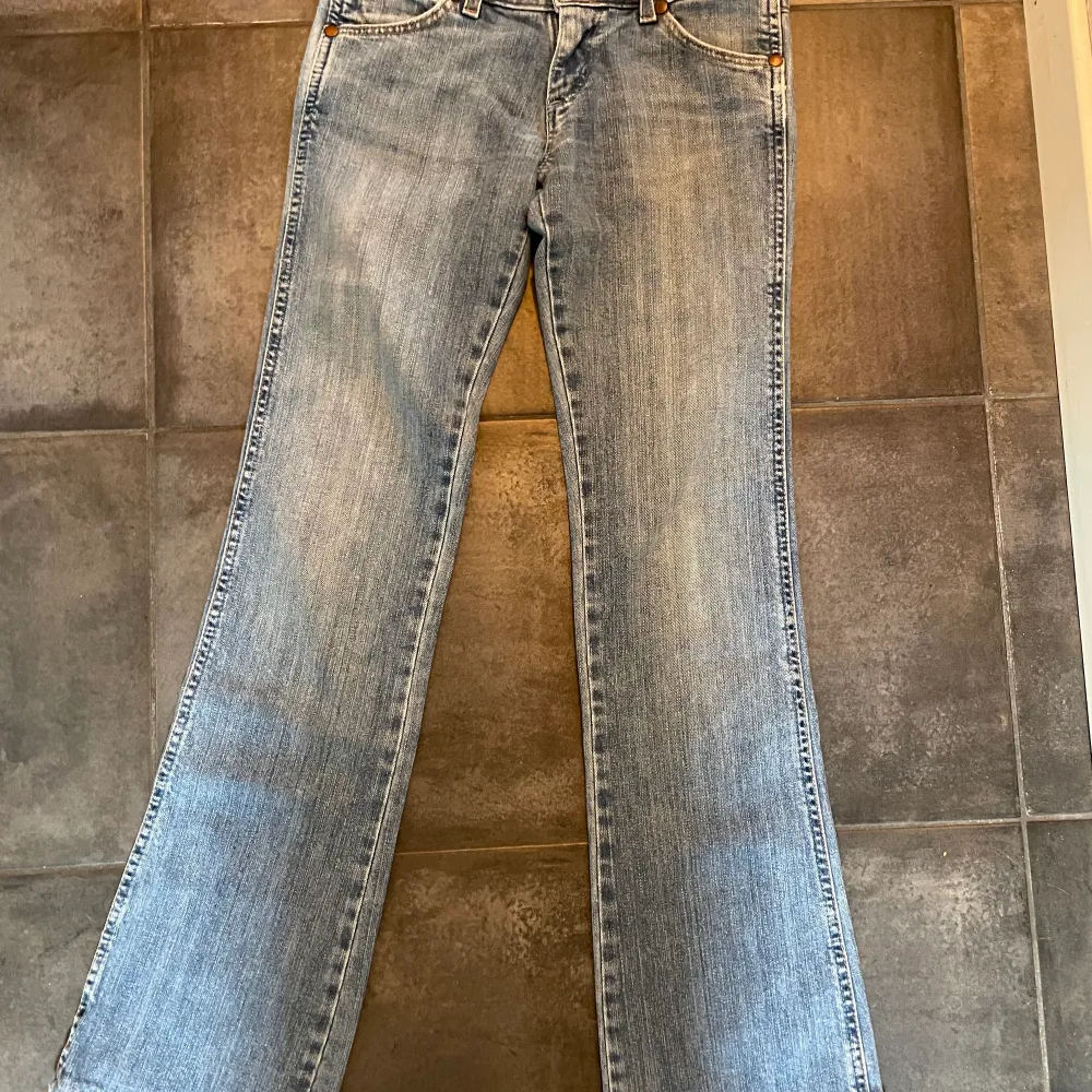 Så fina lågmidjade jeans från wrangler i den perfekta färgen!! Önska jag kunde behålla de men de är tyvärr för små för mig (kan därför inte skicka bild på)… W25 L32. Nyskick. 💗MIDJEMÅTT: 34 rakt över, 72 cm fram och bak tsm, INNERBENSLÄNGD: 76 cm 🫶🏼. Jeans & Byxor.