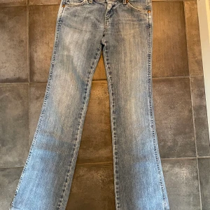 Lågmidjade jeans - Så fina lågmidjade jeans från wrangler i den perfekta färgen!! Önska jag kunde behålla de men de är tyvärr för små för mig (kan därför inte skicka bild på)… W25 L32. Nyskick. 💗MIDJEMÅTT: 34 rakt över, 72 cm fram och bak tsm, INNERBENSLÄNGD: 76 cm 🫶🏼