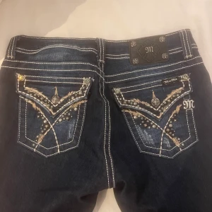 Miss Me jeans  - TRYCK INTE PÅ KÖP NU.Säljer nu mina jätte snygga Miss me jeans i storlek 30w, kom gärna privat för mer bilder eller frågor💗 jeansen har inga hål och är i nyskick. Säljs pga dom aldrig kommer till användning❣️nypris 1200. Kan diskutera pris