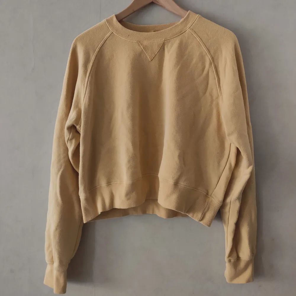 Sweatshirt från Brandy Melville i vintage fin gul färg. Storlek XS.. Tröjor & Koftor.