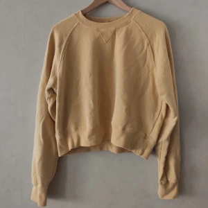 Sweatshirt Brandy Melville  - Sweatshirt från Brandy Melville i vintage fin gul färg. Storlek XS.
