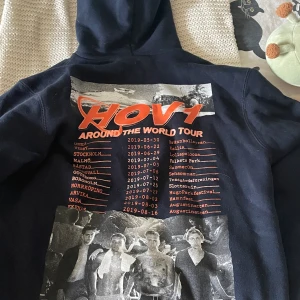 Hov1 tour hoodie  - hov1s tour hoodie från 2019 i nyskick! Säljer p.g.a att den ej kommer till användning, samt att jag inte längre lyssnar på deras musik ❣️Sparsamt använd. Buda! 