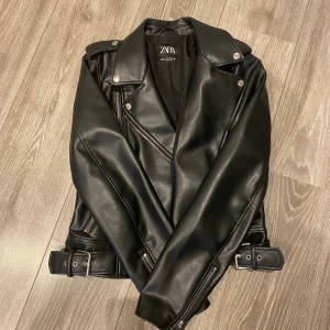 Skinnjacka - Säljer min jättefina oanvända skinnjacka från zara då jag råka köpa för stor storlek! Ville inte ha den oversize men har XS-S annars och denna var oversize 