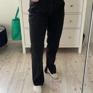 Grå/svarta jeans från NA-KD. Snygg detalj med slits som är perfekt nu till hösten. Lite för långa för mig som är 169cm lång. Bror såklart på vilken passform man vill ha. Frakt tillkommer. 