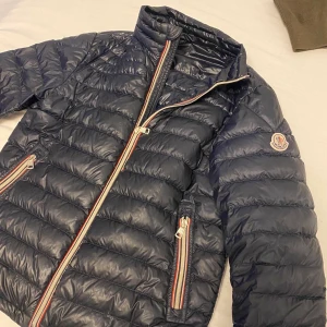 Moncler jacka - Moncler i fint skick storlek 1 alltså typ S 