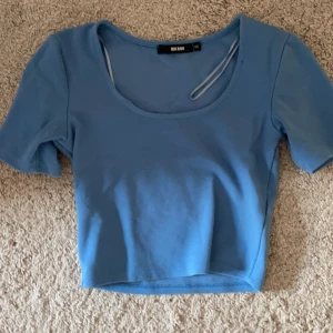 Blå t-shirt  - En fin croppad T-shirt från bikbok, ett sånt skönt material på den och sååå snygg😍. Säljer pga att jag ej kan ha den. Kontakta vid intresse eller bilder