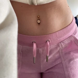 Juicy byxor - Rosa byxor från juicy couture, bra skick förutom att en knapp på ena bakfickan lossnat med det syns däremot inte. Strl XS köpta på deras egen hemsida!