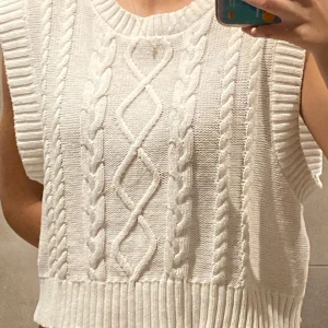 Fin väst  - Fin väst som aldrig används. Köpt på New yorker. Storlek M Ny pris 99kr Mitt pris 50kr 