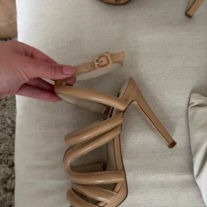 Beiga klackar från Zara - Beiga klackar från Zara stl: 39  Aldrig använda. 