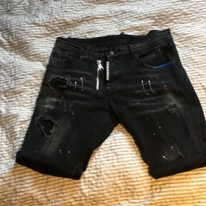 Storlek L - E par Dsquarded byxor. Använd en gång. Säljer byxorna för 500kr sammanlagt för vill ba bli av med det. 100 procent äkta 