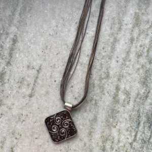 Halsband - Så snyggt men jag har för många halsband! Justerbart mellan 43-51 cm. Möts upp i Stockholm eller skickar mot fraktkostnad 💕