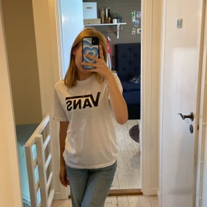 vans tröja - Helt ny, oanvänd vans t-shirt :) Storlek m men sitter såhär på mig som vanligtvis har xs