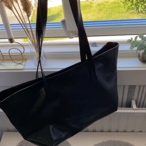 Väska - En snygg och enkel väska, rymlig och bra perfekt till skolan! Ett litet fack i och dragkedja!