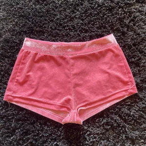 Shorts rosa - Rosa korta shorts, super sköna, knappt använda. Minns ej vart jag köpte dem men tror de var SHEIN. 