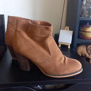Ankle Boots, Klack strlk 39 - En del slitage yttre och på klack men går att använd en höst till !