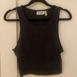 Svart croppat linne - Jätte fint svart basic linne från WEEKDAY i storlek M men passar absoluta en S! Använt fåtal gånger🫶🏼💫