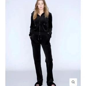 Juicy couture kofta - Säljer min juicy kofta som är i super bra skick , tycärr kom den inte av användning av mig💕 skriv för fler bilder 