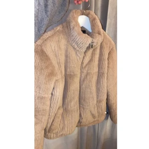 Pälsjacka höst/vinter  - Fluffig jacka, använd få gånger & inge skada eller hål i  jackan, den är som ny 🫶🏽