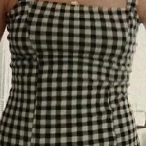 Rutig klänning 100kr - Denna klänning säljer jag nu för vill inte ha den för den kommmer aldrig till användning. Den passar till somrigt väder, har använt den 1 gång på sommarn. Passar mig perfekt och jag är 169cm. Köparen står för frakten, Storlek S🌺 100kr, köpt för 359kr🌺💖🌅 