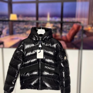 Moncler Groseiller Giubbotto - Säljer denna jackan som är perfekt nu till vinter och hösten! Jackan är helt ny, kvitto och tags osv tillkommer. Jackan är i storlek XS men sitter som en liten MEDIUM (modell 180cm) Nypris ligger på 8000sek Självklart äkta! 