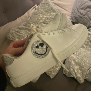 Smiley skor - Säljer dessa snygga skor, dom är använda 2 gånger dom är lite smutsiga men det går att tvätta bort och inget man tänker på, ni står för frakt 💞