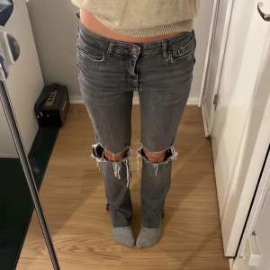 (LÅNADE BILDER) Säljer dessa superfina jeans från zara❤️ Byxorna är i fint skick men hålen har gått upp lite så de ser större ut, kom privat för bilder. Köpare står för frakt (frakten som står där nere stämmer ej)❤️