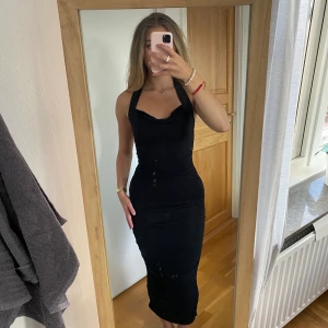 Svart klänning - Säljer en sååån fin klänning från Asos, men tyvärr använder jag den inte och hoppas på att nån annan får mer användning för den🤗 Storlek 34 men skulle mer säga att den sitter som en XS/S. 