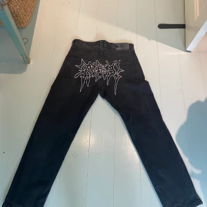 Sadboys jeans med tryck - Riksfeta sadboys jeans med tryck på baksidan. Skit limited edition dessa kan inte köpas längre. Köpa på popup i sthlm. Sitter asbra och har zipper längst ner så man kan öppna byxorna lite. Storlek Large men passar i princip vem som. DUHITTARINTEBÄTTREPRIS