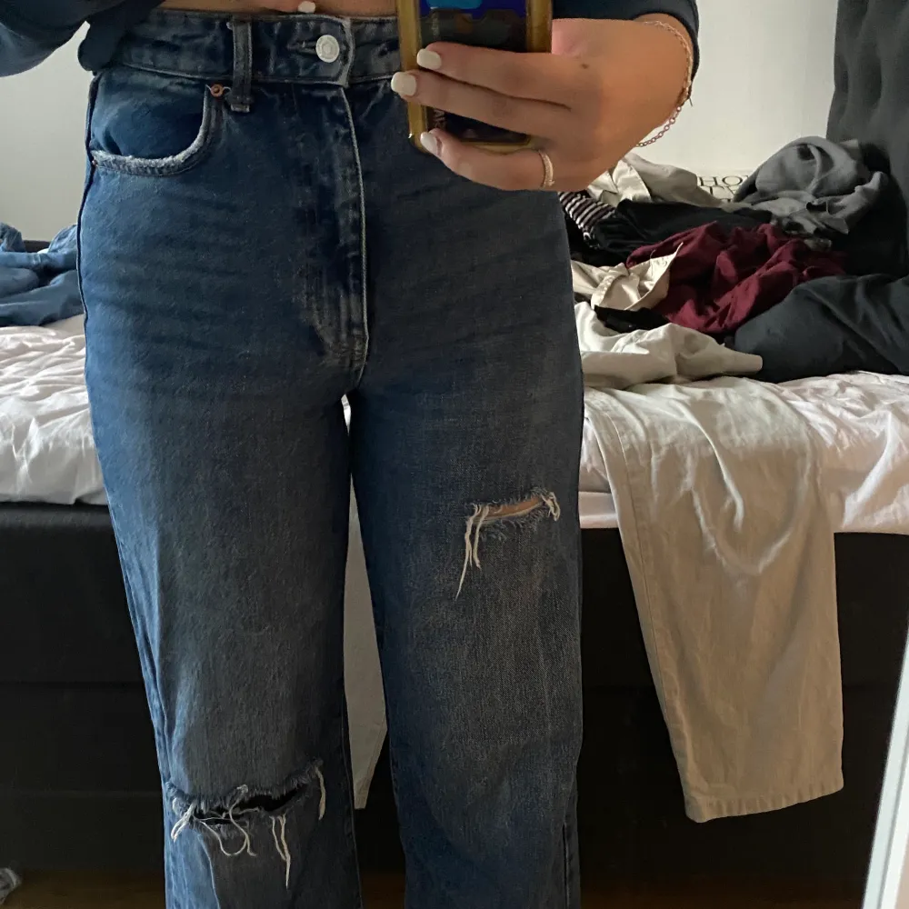Snygga trendiga jeans från Gina inköpt för ca 1.5 år sedan. Köpte ett annat par i ljusare färg så dessa blev tyvärr bara liggande, sparsamt använda!✨. Jeans & Byxor.
