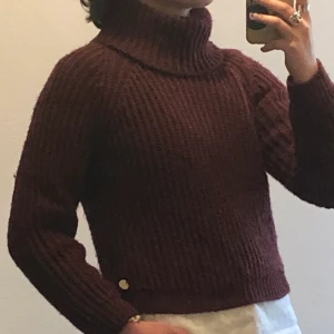 Stickad tröja  - Croppad stickad tröja med tjock krage från Kappahl! Har lite fluff på utsidan då garnet är fluffigt, men inget som märks så mycket ⭐️ 