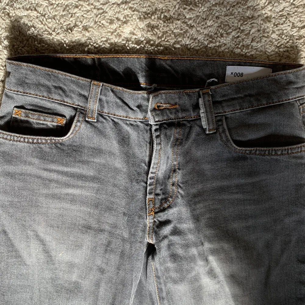 Säljer mina jättefina lågmidjade gråa jeans för att de tyvärr blivit för små!!, priset kan diskuteras. Vid frågor om bilder eller annat är det bara att kontakta!!🫶🏽🫶🏽🫶🏽🫶🏽. Jeans & Byxor.