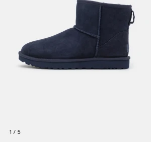 Uggs - Säljer mina superfina mörkblå uggs då jag knappt använder dom. Färgen är väldigt mörk blå så nästan som svart. De är använda ett fåtal gånger och kan skicka egna bilder sen vid intresse👍🏻👍🏻 strl 37, köparen står för frakten