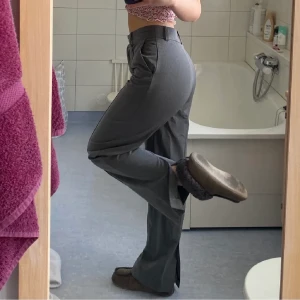 Kostymbyxor - Kostymbyxor från NAKD. Bilder från förra ägaren. Storlek 34. Lite för korta för mig som är 163 så är du under 160 borde dom ligga över skorna fint.