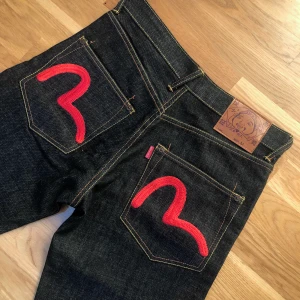 Evisu jeans - Säljer mina evisu jeans då det tyvärr inte passa. Jeansen är i toppskick utan några märken, fläckar eller skador. W32L34 men sitter aningen små i storleken skulle rekommendera för dig med W30-31.  KLICKA INTE KÖP NU! Skriv till pm istället vid intresse.