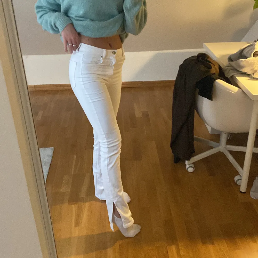 Intressekoll! Fina, vita, midwaist jeans från zara. De är bootcut med en liten slits längst ner på båda benen. Så sjukt sköna dessutom. Byxorna är i storlek 34, men passar mig som vanligtvis har 36💫💓. Jeans & Byxor.