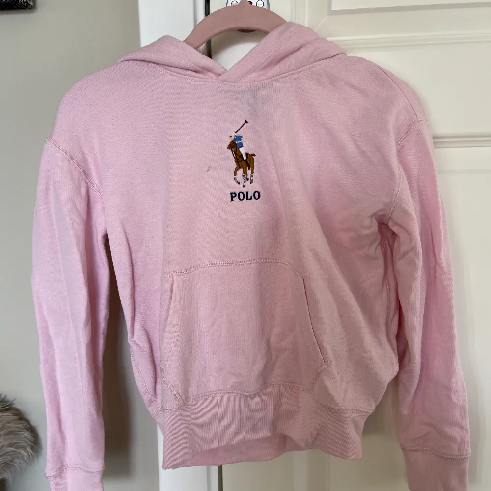 Rosa polo ralph lauren hoodie Storlek: 8-10 år Hoodien har ett Polo tryck på bröstet. Hoodies.