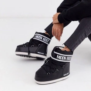 Moonboots  - Buda eller köp direkt för 1000 kr. (Original pris 1500kr) Perfekta nu till vintern, i nytt skick förutom sulan har lite smuts då de användes förra vintern två ggr men behöver sälja eftersom jag beställt fel storlek och kunde därför inte använda de!