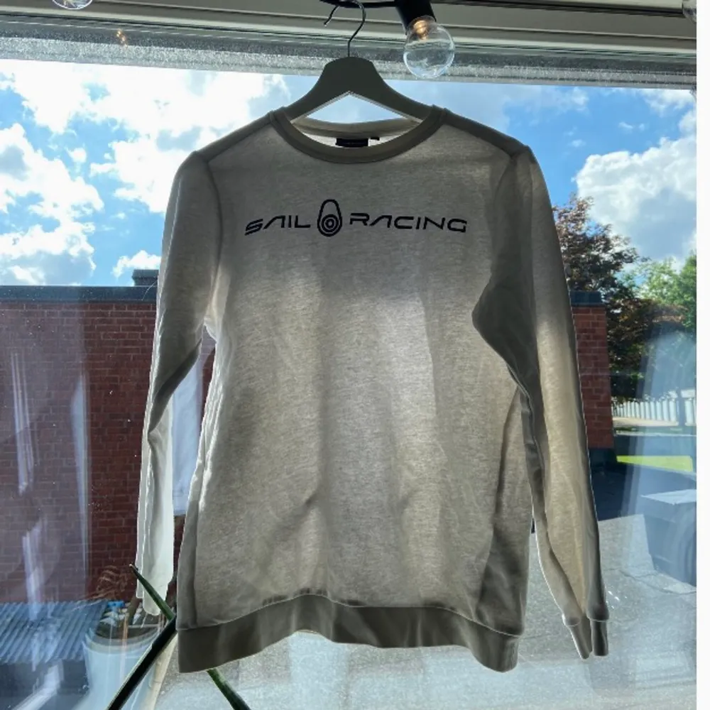 Vit Sail Racing tröja i storlek 160 för pojkar. Köpt för ett år sedan, men sparsamt använd. Sälja pga. jag har växt ur den. Tröjor & Koftor.