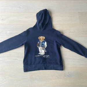 Polo bear ralph lauren hoodie  - Jag säljer denna hoodie för att jag har växt ur den hoodien är 14-16 år i passformen och är som i nyskick 